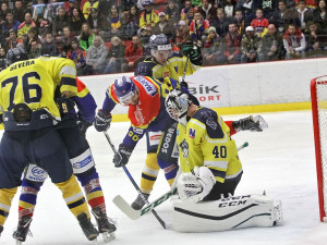 Martin Heřman se snaží překonat ústeckého gólmana Jana Růžičku