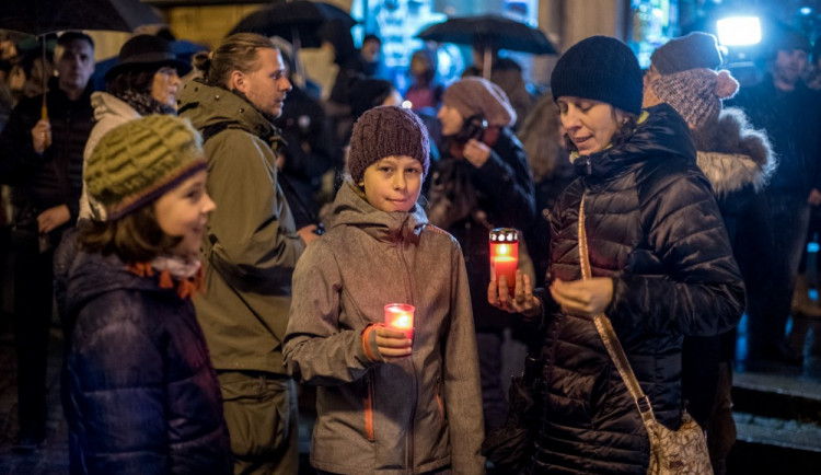 Asi tři stovky lidí šly průvodem od Jihočeského divadla na náměstí, kde někteří účastníci zapálili svíčky.