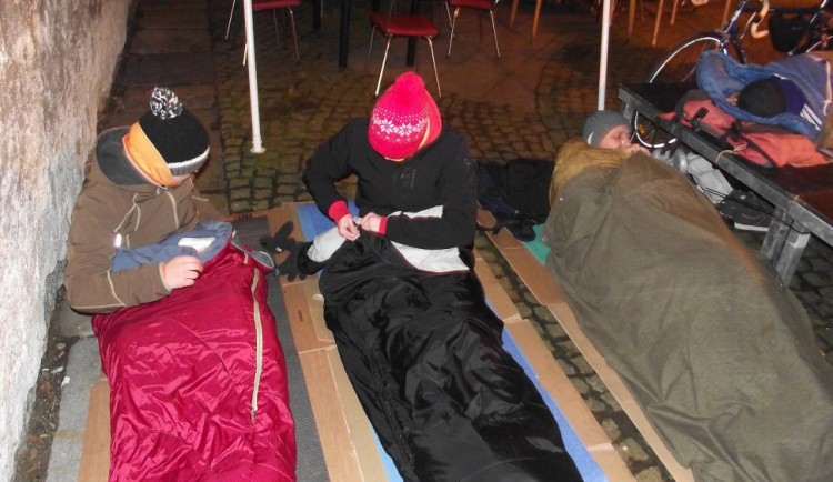 Noc venku lidem ukáže, jaké je to žít v zimě na ulici