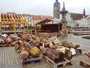 V centru Budějc roste adventní tržiště, zdobí se vánoční strom, chystá se betlém. Náměstí bude také dějiště celé řady koulturních akcí.