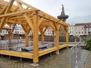 V centru Budějc roste adventní tržiště, zdobí se vánoční strom, chystá se betlém. Náměstí bude také dějiště celé řady koulturních akcí.