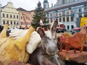 V centru Budějc roste adventní tržiště, zdobí se vánoční strom, chystá se betlém. Náměstí bude také dějiště celé řady koulturních akcí.