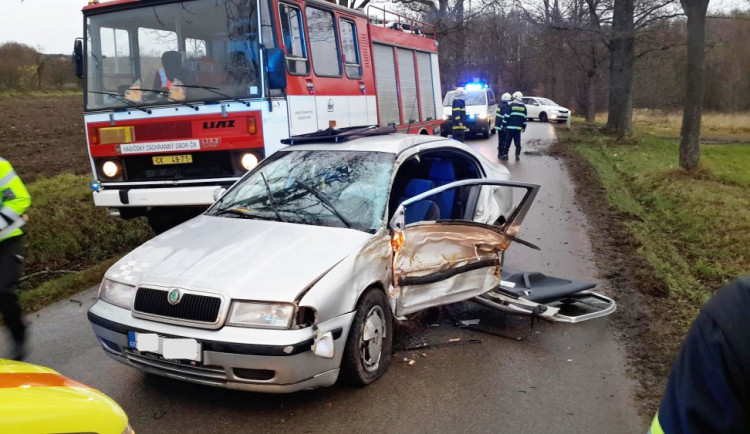 Řidičku z havarovaného auta vyprošťovali hasiči