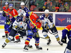 Rozehrávku Martina Heřmana sledují Jan Kloz (vlevo) a Patrik Machač