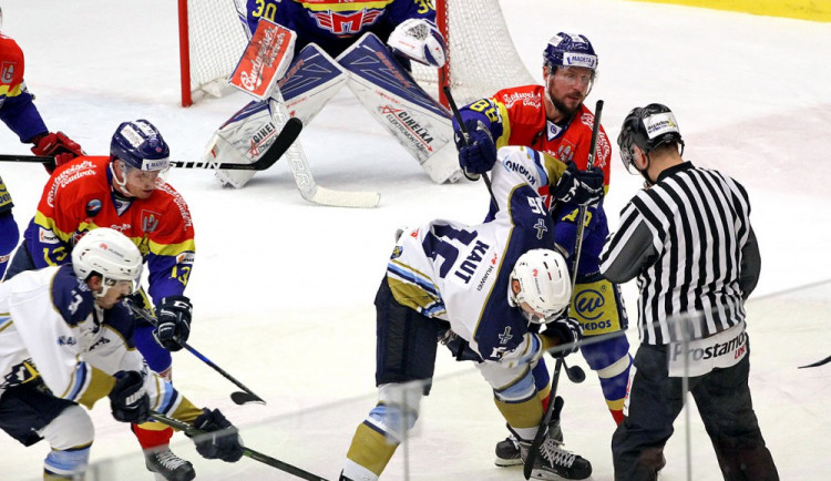 Opora domácího celku Petr Vampola po buly v obranném pásmu v souboji s Tomášem Kautem