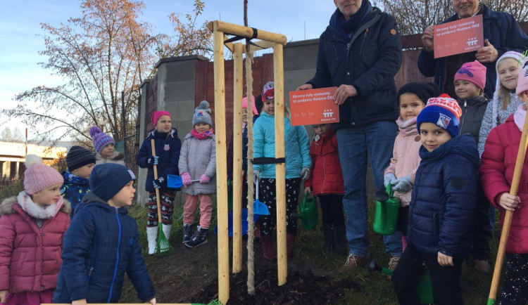 Starosta Hluboké Tomáš Jirsa (vlevo) a člen správní rady Nadace ČEZ František Lust při  slavnostním předání projektu