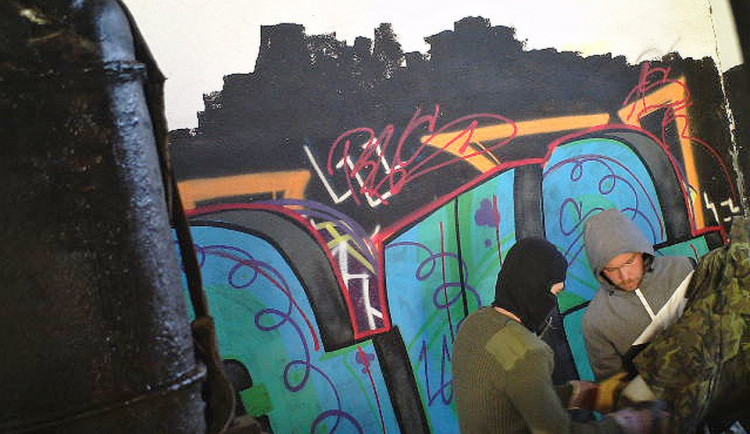 Poznáváte mladíky na fotografiích? Dejte vědět boršovským policistům