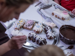 Děti z Arpidy napekly perníčky pro papeže.