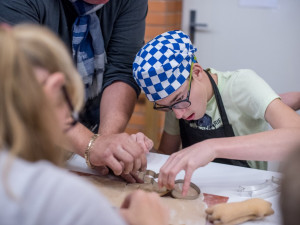 Děti z Arpidy napekly perníčky pro papeže.