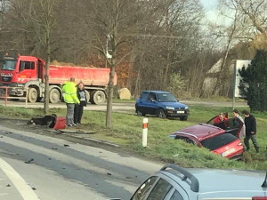 U Ševětína havaroval osobní vůz se sanitkou. Ta převážela vážně nemocnou pacientku