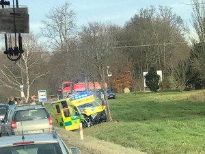 U Ševětína havaroval osobní vůz se sanitkou. Ta převážela vážně nemocnou pacientku