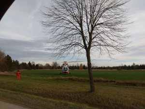 U Ševětína havaroval osobní vůz se sanitkou. Ta převážela vážně nemocnou pacientku