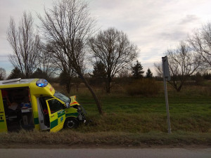 U Ševětína havaroval osobní vůz se sanitkou. Ta převážela vážně nemocnou pacientku