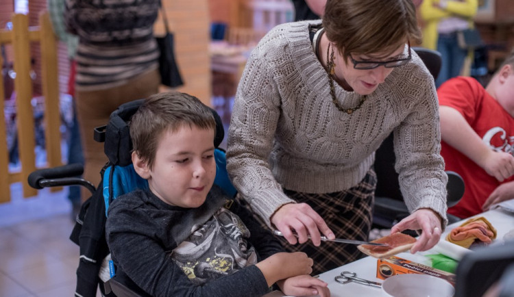 Děti z Arpidy napekly perníčky pro papeže. Tomu perníky osobně předá desetiletý Martin Mikeš, který je na snímku s maminkou.