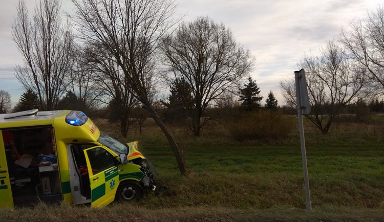 U Ševětína havaroval osobní vůz se sanitkou. Ta převážela vážně nemocnou pacientku