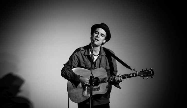 KULTURNÍ TIPY: Vystoupí Pátí na světě, James Harries & Petr Meškán a spousta divadla