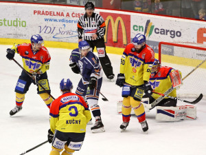 Hostující útočník Ivan Řehoř se snaží prosadit mezi trojicí domácích Čermákem, Kučným a Kutlákem (zleva)