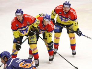 Motorácká formace při buly - zprava Václav Nedorost, Pavel Pýcha a Michal Bárta