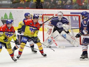 Václav Nedorost tečuje jeden z budějovických pokusů těsně před gólmanem Litoměřic Milanem Kloučkem
