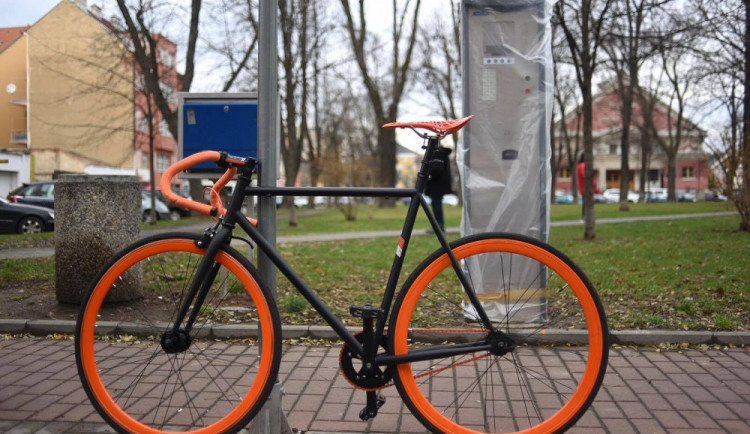 Nové parkovací automaty už dorazily i na Palackého náměstí v Českých Budějovicích.