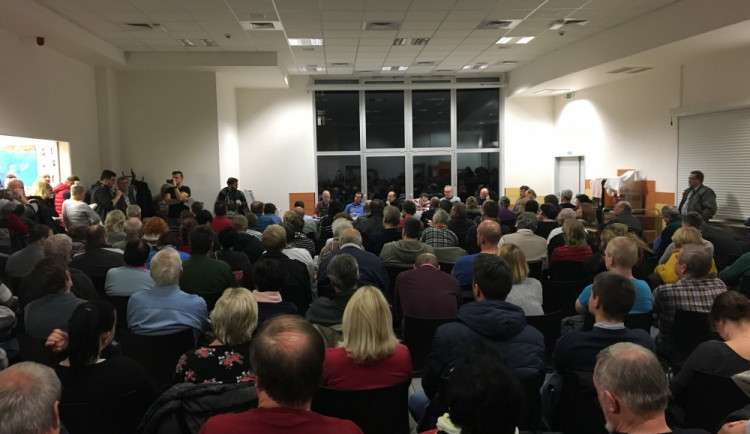 Lidé diskutovali o parkovacích zónách. Setkání podle nich ale bylo zbytečné, nic se nezmění