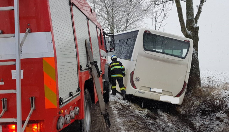 U Ločenic na Českobudějovicku ve čtvrtek 30. listopadu ráno havaroval autobus.