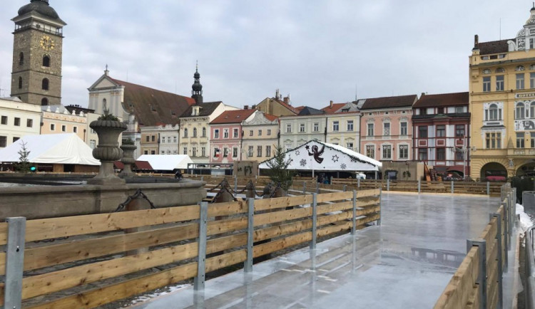 Ochutnejte kouzlo Vánoc v Budějcích. Rozzáří se ozdobená jedle, ožije unikátní kluziště