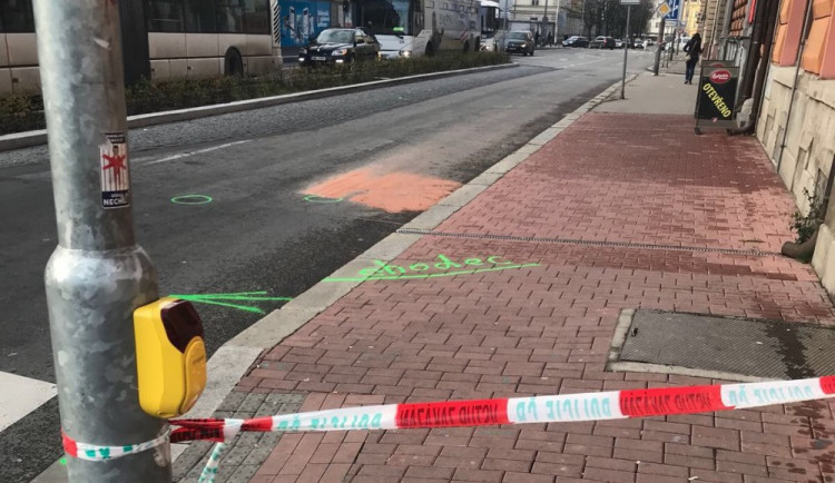 Krátce po šesté hodině ráno byla dnes, v pátek 1. prosince, u Dopravně obchodního centra Mercury v Žížkově ulici sražena starší žena. Na místě svým zraněním podlehla.