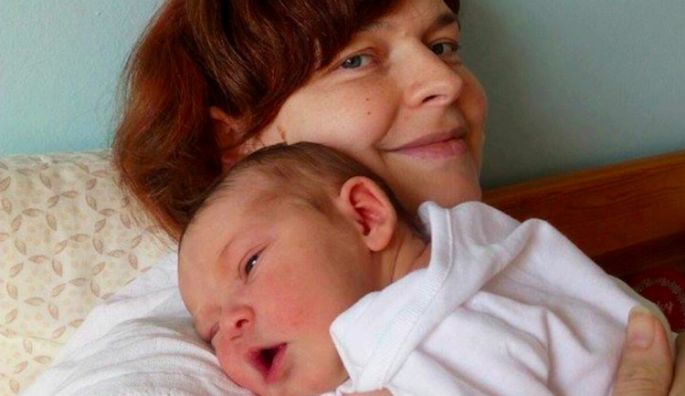 Malá Anežka přišla nečekaně o maminku. Lidé pořádají sbírku na pomoc holčičce a jejímu tatínkovi