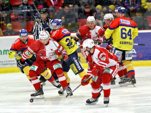 Slávistickou rozehrávku se snaží překazit Čermák s Dostálkem (zleva)