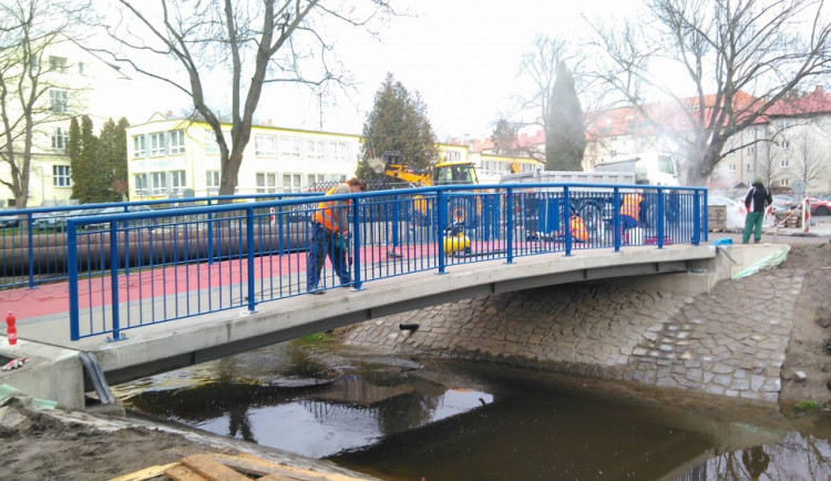 Od poloviny prosince budou moct lidé využívat trasu E cyklostezky a lávky přes Mlýnskou stoku v Alešově ulici v Českých Budějovicích.