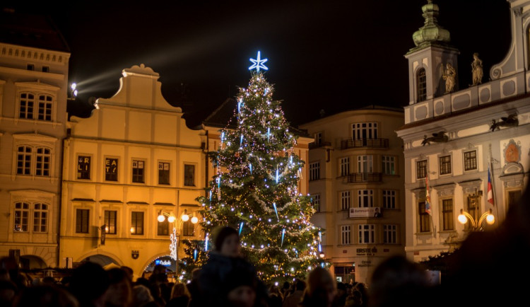Vánoční strom v Budějcích už září. Jeho slavnostní rozsvícení sledovalo náměstí plné lidí