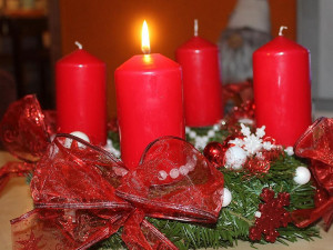 Zapalujeme první svíčku na adventním věnci. Na co bychom si měli dát pozor?