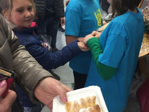 Písečtí školáci vybudovali podnik nazvaný Rukoděl a své první výrobky úspěšně prodávali na jarmarku.