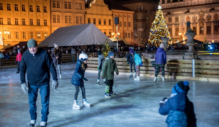 Českobudějovický advent letos nabízí novinku v podobě unikátního kluziště kolem kašny.