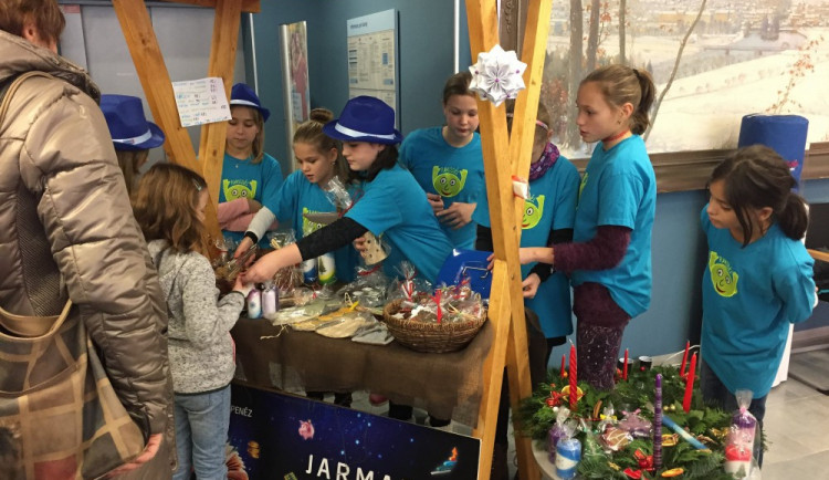 Písečtí školáci vybudovali podnik nazvaný Rukoděl a své první výrobky úspěšně prodávali na jarmarku.