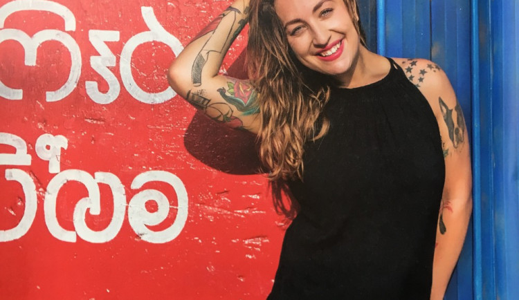 Kamila Rundusová alias Kamu pokřtí v českobudějovické Palubě svou Nejbarevnější kuchařku.