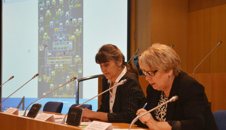 Hejtmanka Jihočeského kraje Ivana Stráská (vpravo) a tajemnice krizového štábu kraje Marta Spálenková při cvičení Blackout 2017.