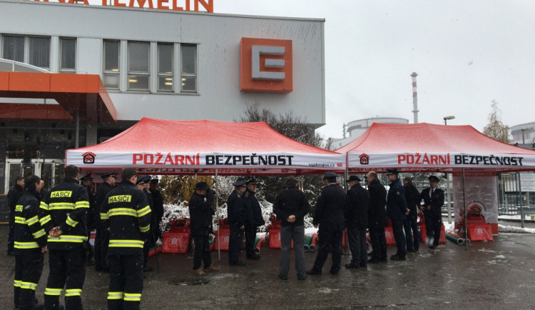 Nové hasičské stříkačky převzali u Temelína zástupci všech jihočeských okresů