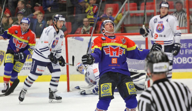Václav Nedorost se raduje z branky v síti HC Benátky nad Jizerou