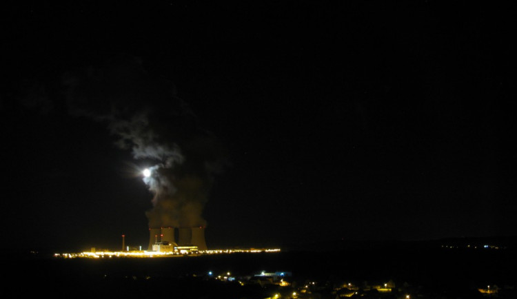 Téměř dvě stovky lidí mají šanci prohlédnout si noční Temelín zevnitř areálu