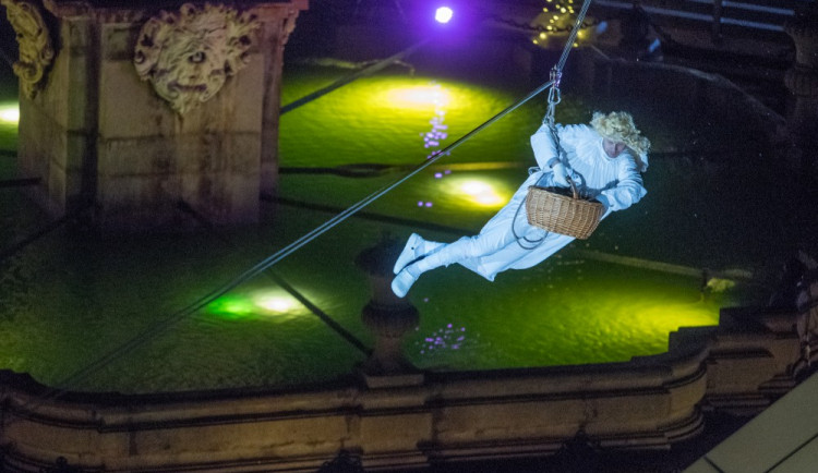 VIDEO: Zaplněné náměstí sledovalo přílet anděla. Ten se snesl z Černé věže a rozdával štěstí