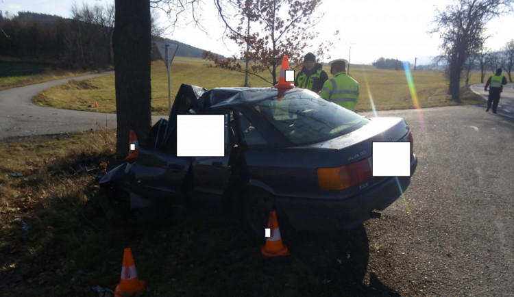 Řidič osobního auta nepřežil náraz do stromu