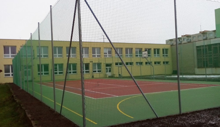 Školáci z „Destinky" dostali k Vánocům hřiště