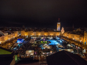 V předvečer svátku svatého Mikuláše se z českobudějovické Černé věže náměstí snesl anděl.