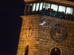 V předvečer svátku svatého Mikuláše se z českobudějovické Černé věže náměstí snesl anděl.