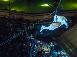 V předvečer svátku svatého Mikuláše se z českobudějovické Černé věže náměstí snesl anděl.