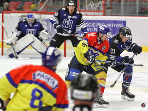 Martin Heřman bojuje o kotouč s Jiřím Fronkem