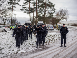Policisté se svými čtyřnohými parťáky teď mnohem častěji kontrolují chaty a chalupy,