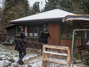 Policisté se svými čtyřnohými parťáky teď mnohem častěji kontrolují chaty a chalupy.